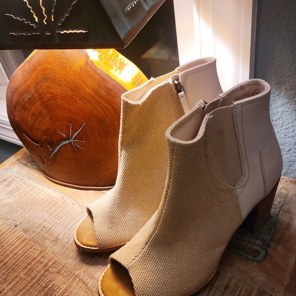 TOMS OPEN TOED SUMMER BOOTIES